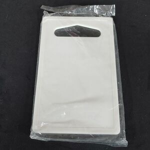 WHITE PLASTIC CHOPPING BOARD FOR CHEESE AND VEGETABLES.